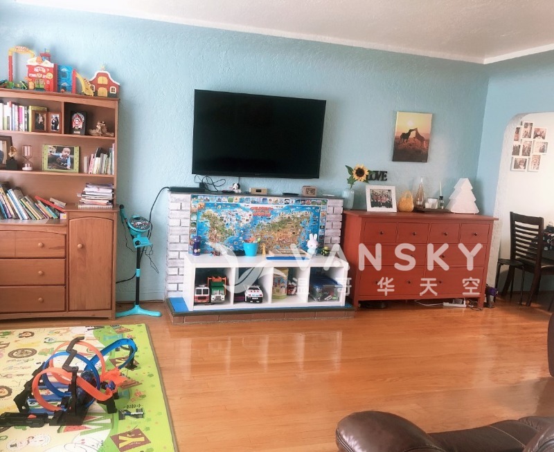 温东41街近Victoria街，独立屋3房2卫2厅，平地+二层